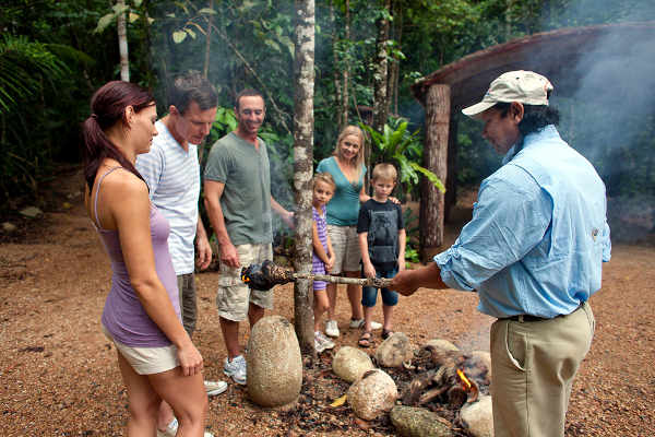 Touristen bei einer Aborigines Rauch Zeremonie